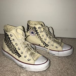 Free people converse